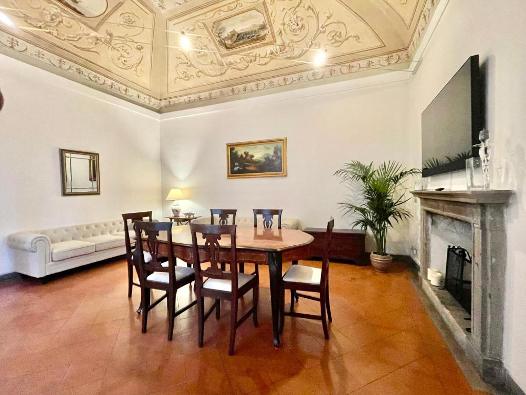- une salle à manger avec une table et des chaises dans l'établissement HOLIDAY HOUSE RAFFAELLO, à Pérouse