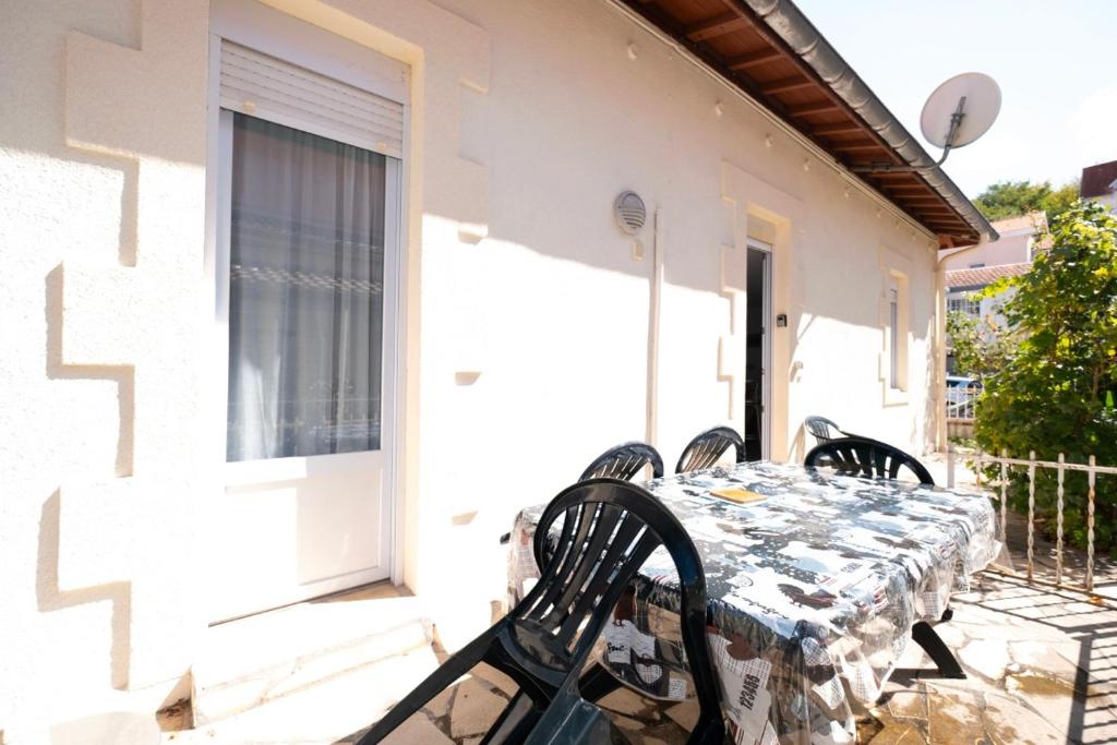 a table and chairs on the balcony of a house at Arcachon pied in Arcachon