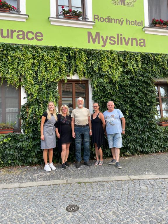 un grupo de personas de pie en frente de un edificio en Rodinný hotel Myslivna en Třeboň