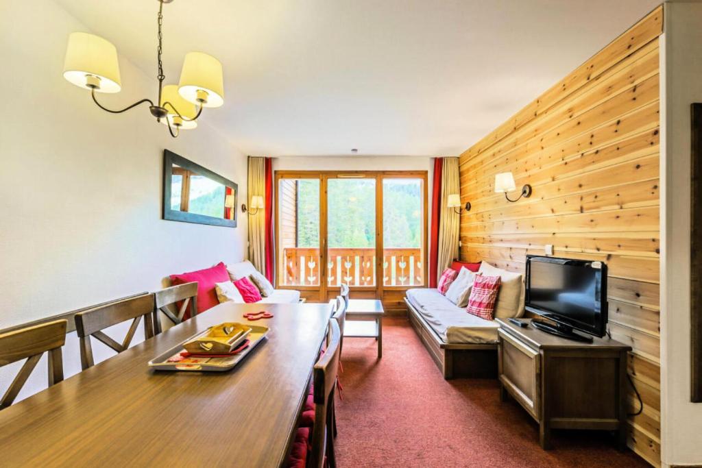 un salon avec un canapé, une table et une télévision dans l'établissement Résidence L'Albane - maeva Home - Appartement 2 pièces 6 personnes Selection MAE-4508, à Vars