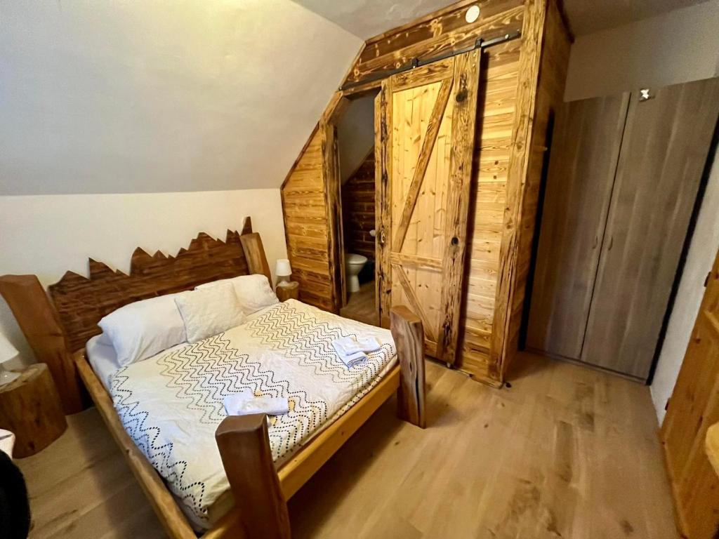 Łóżko lub łóżka w pokoju w obiekcie Penzion & Restaurant Pod Čerťákem