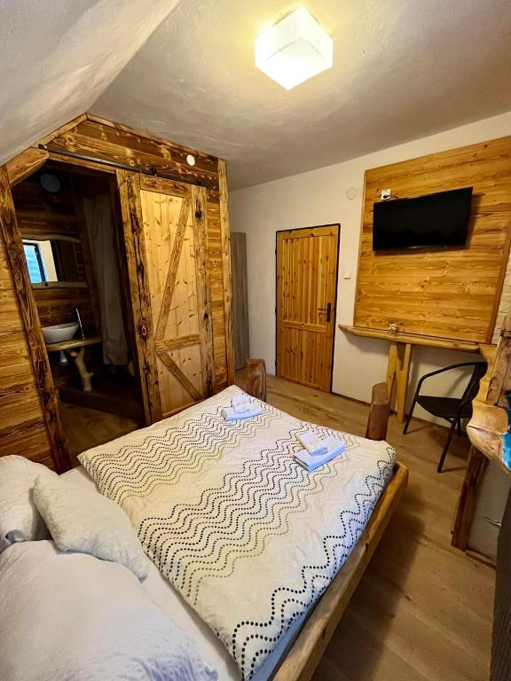 Łóżko lub łóżka w pokoju w obiekcie Penzion & Restaurant Pod Čerťákem