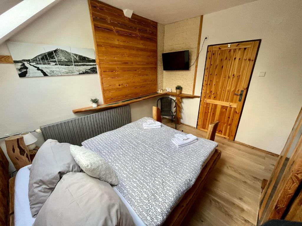 Łóżko lub łóżka w pokoju w obiekcie Penzion & Restaurant Pod Čerťákem