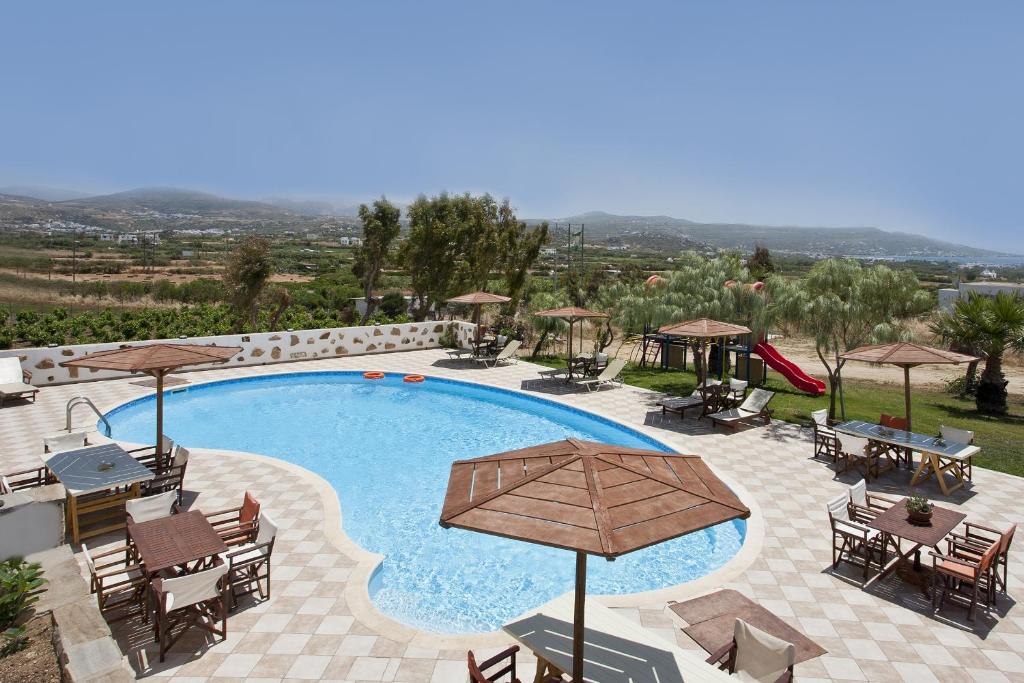 Bazén v ubytovaní Naxos Kalimera Apartments alebo v jeho blízkosti