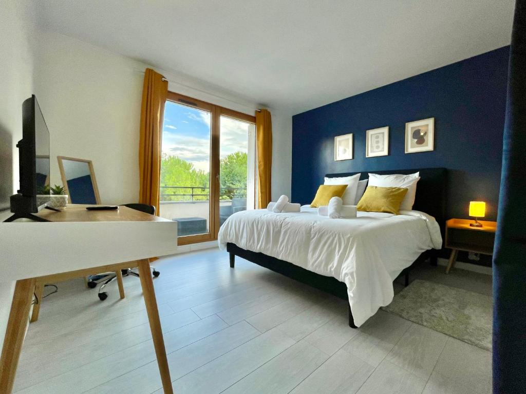 1 dormitorio con cama, escritorio y ventana en * Chic Business Evasion * - SOnights, en Brétigny-sur-Orge