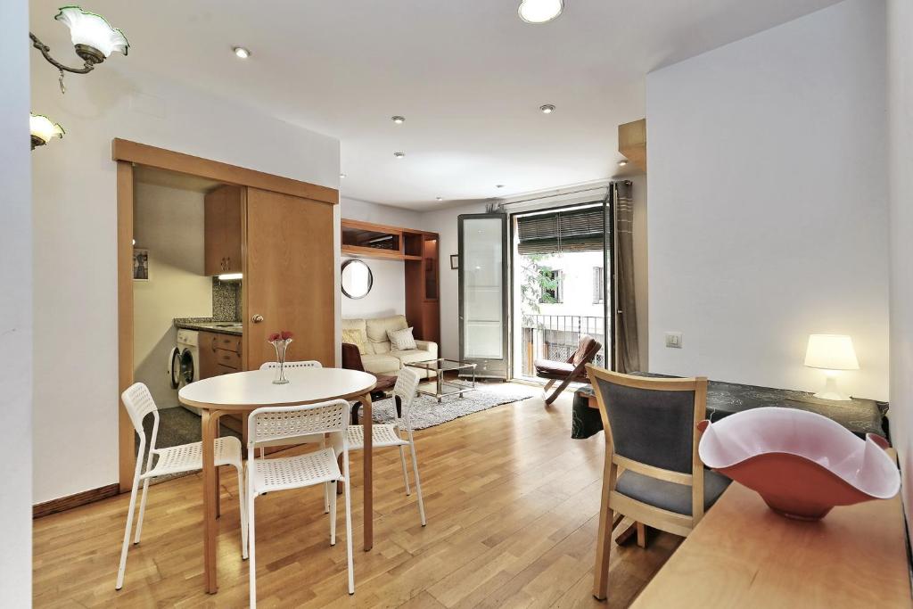 uma sala de jantar e sala de estar com mesa e cadeiras em Apartament Sant Feliu em Girona