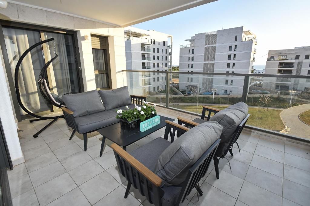 ナハリヤにあるBeachfront Sea View Dream Escape - 3BR with Mamadの椅子とテーブルが置かれたバルコニー