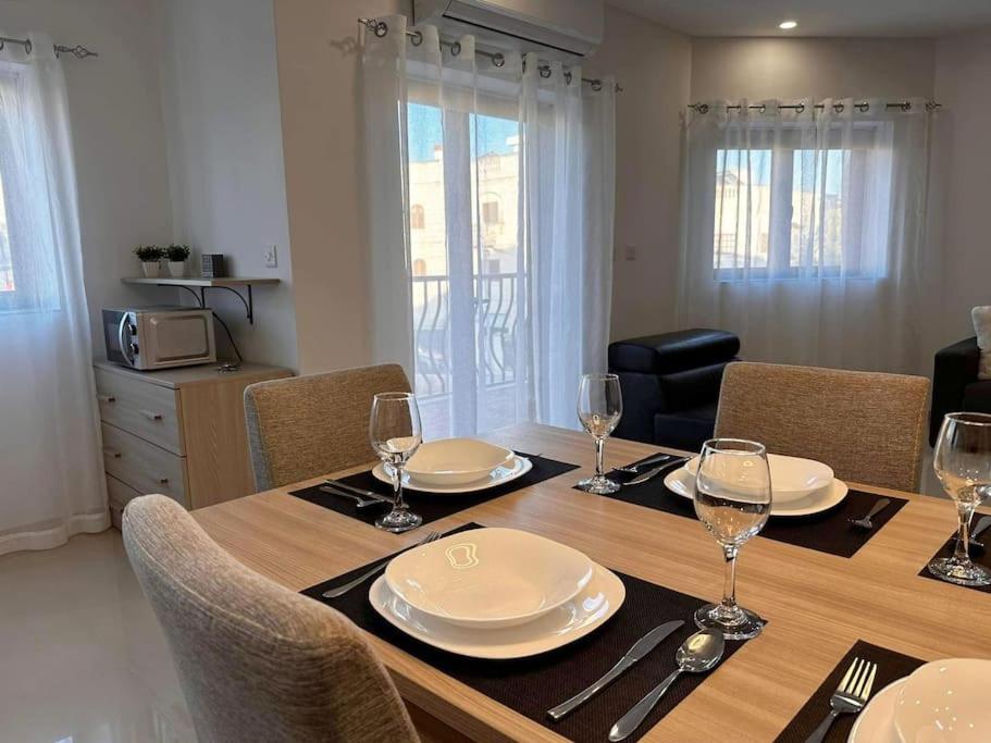 Kuchyň nebo kuchyňský kout v ubytování Cozy, Spacious 3 Bedroom Maisonette, 6 to 9 ppl, 1 min walk from Seafront
