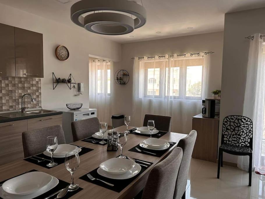Kuchyň nebo kuchyňský kout v ubytování Cozy, Spacious 3 Bedroom Maisonette, 6 to 9 ppl, 1 min walk from Seafront