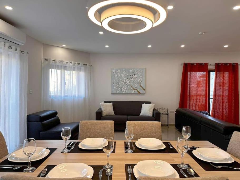 Posezení v ubytování Cozy, Spacious 3 Bedroom Maisonette, 6 to 9 ppl, 1 min walk from Seafront