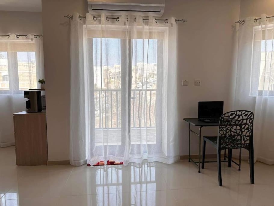 TV a/nebo společenská místnost v ubytování Cozy, Spacious 3 Bedroom Maisonette, 6 to 9 ppl, 1 min walk from Seafront