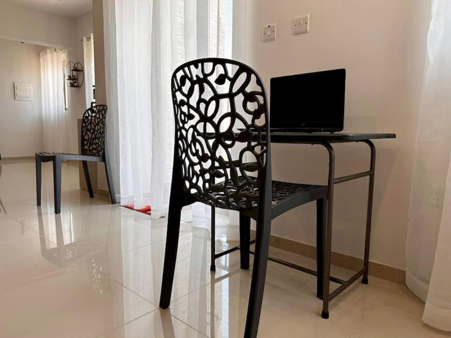 TV a/nebo společenská místnost v ubytování Cozy, Spacious 3 Bedroom Maisonette, 6 to 9 ppl, 1 min walk from Seafront