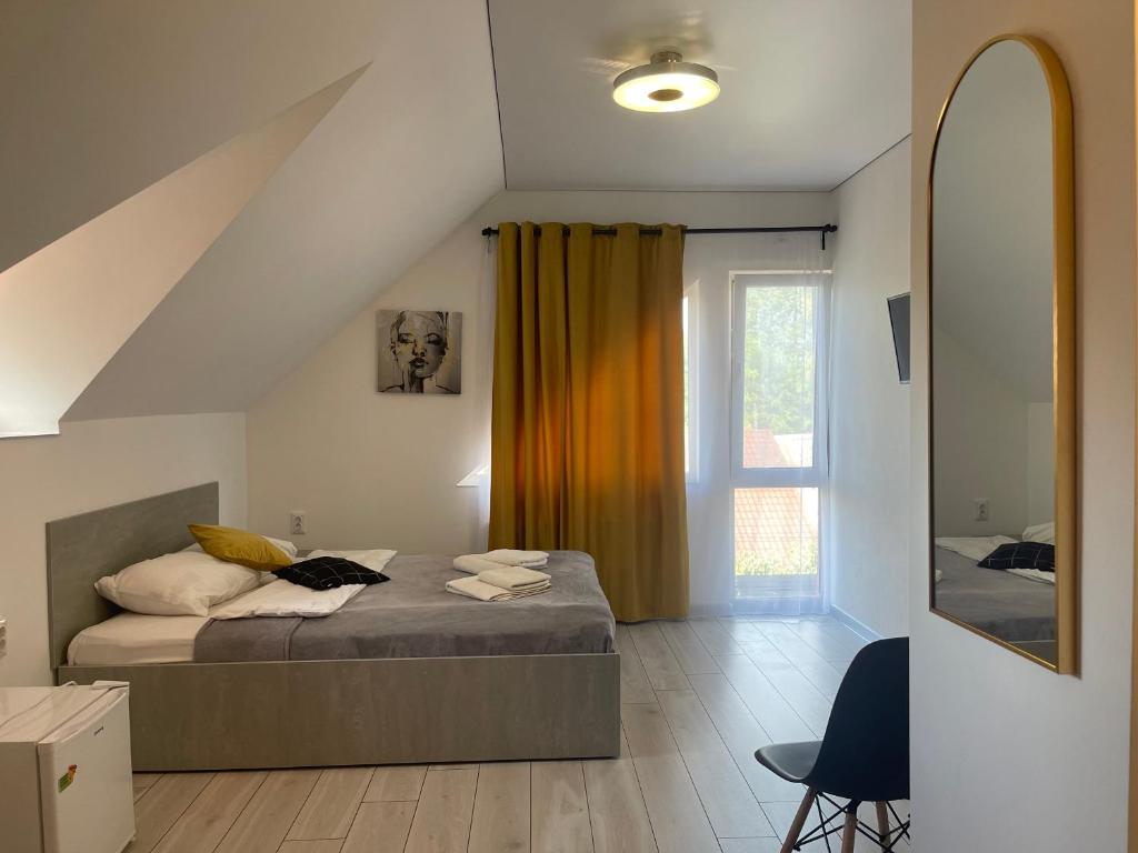 sypialnia z łóżkiem i oknem w obiekcie Hotel Femina w mieście Żytomierz