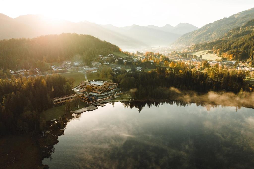 une vue aérienne sur un lac dans une vallée dans l'établissement Alpenhotel Kitzbühel am Schwarzsee - 4 Sterne Superior, à Kitzbühel