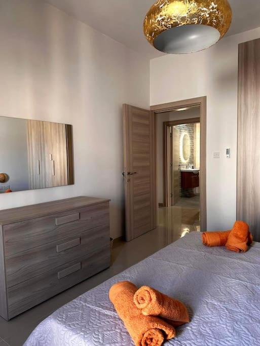 Postel nebo postele na pokoji v ubytování Cozy, Spacious 3 Bedroom Maisonette, 6 to 9 ppl, 1 min walk from Seafront