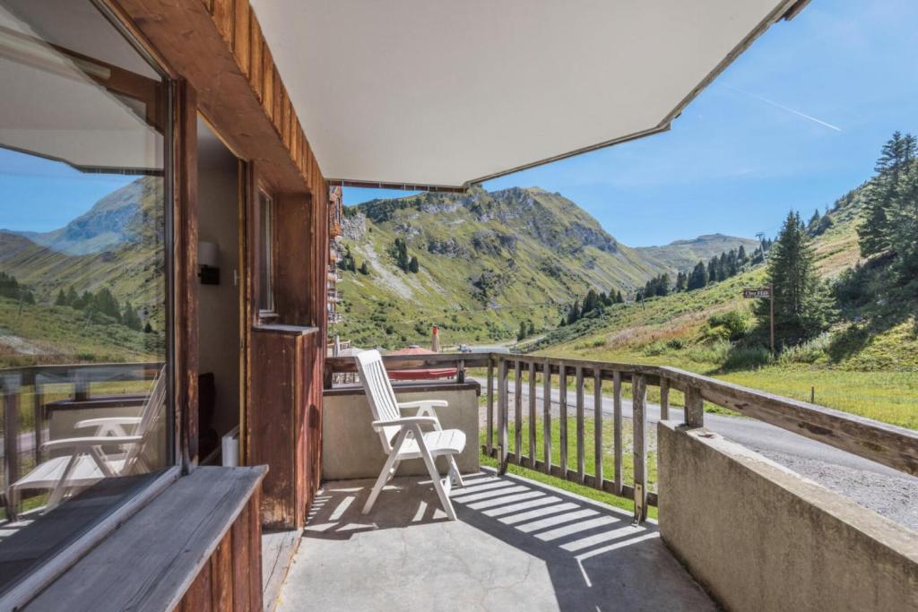 d'un balcon avec une chaise et une vue sur les montagnes. dans l'établissement Résidence Sépia - maeva Home - Appartement 3 pièces 7 personnes Sélection MAE-1964, à Morzine