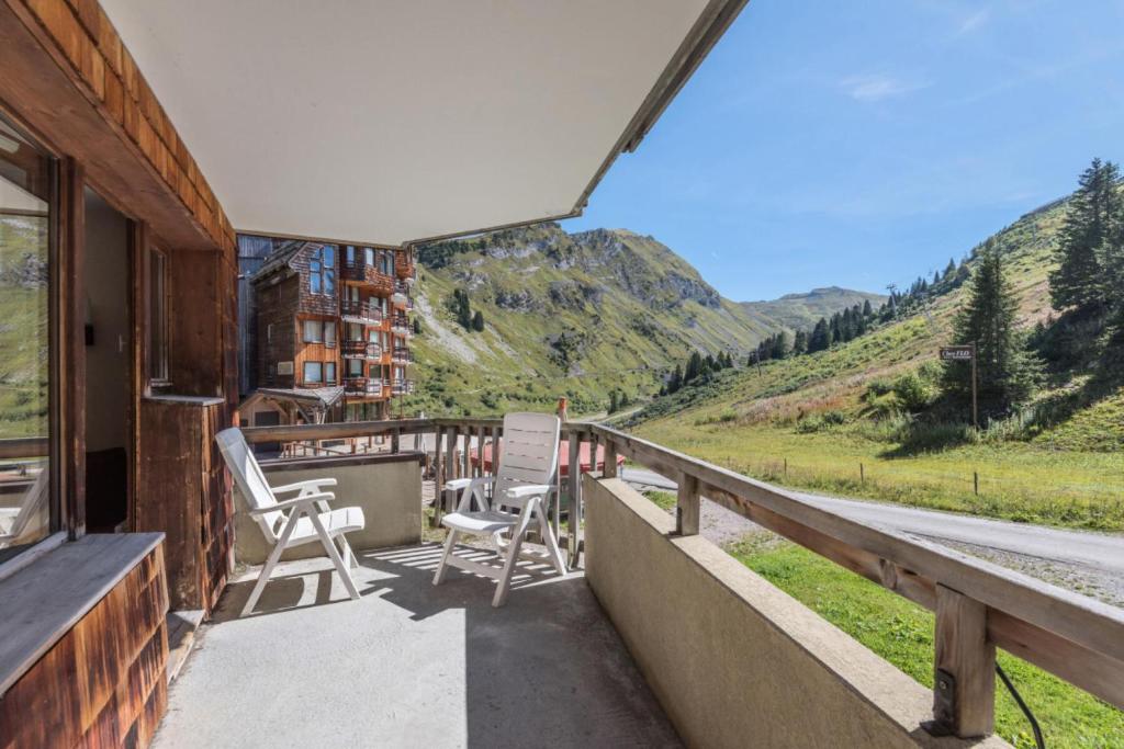 un balcon avec des chaises et une vue sur les montagnes dans l'établissement Résidence Sépia - maeva Home - 3 pièces 7 pers Sélection MAE-5877, à Morzine