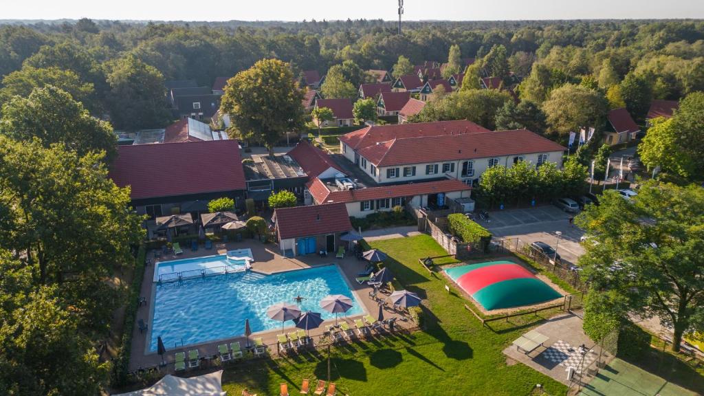 an aerial view of a house with a swimming pool at Hotel & Restaurant - Auberge De Hilver in Diessen