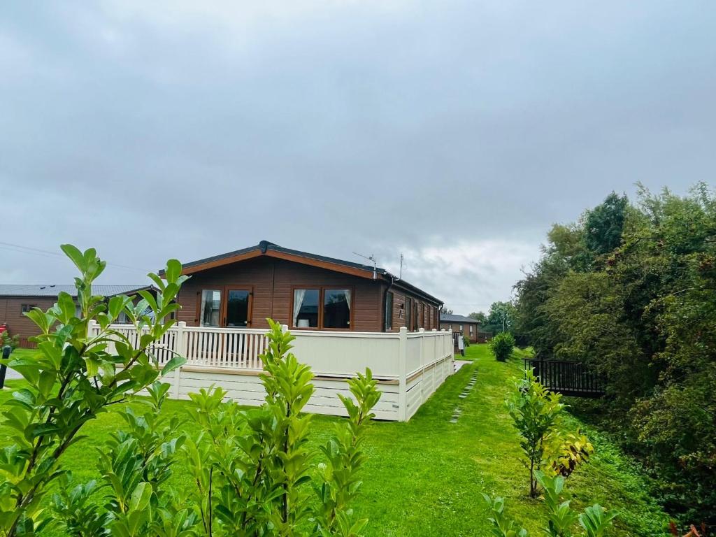 Bella Rose Lodge with Hot Tub - Housity