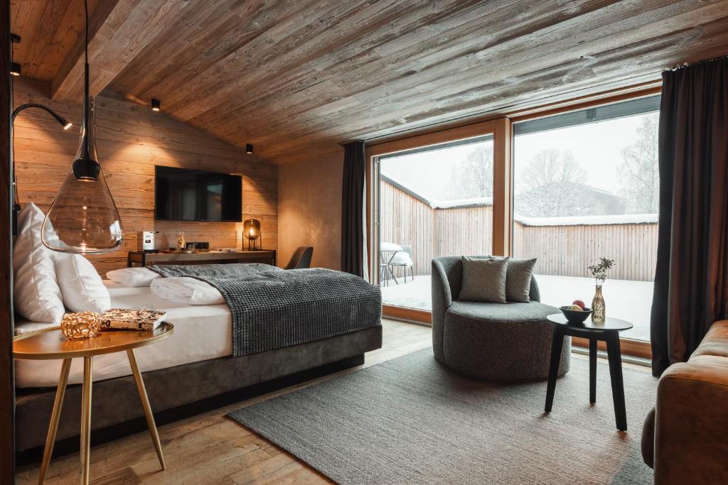 Posteľ alebo postele v izbe v ubytovaní Alpenhotel Kitzbühel am Schwarzsee - 4 Sterne Superior