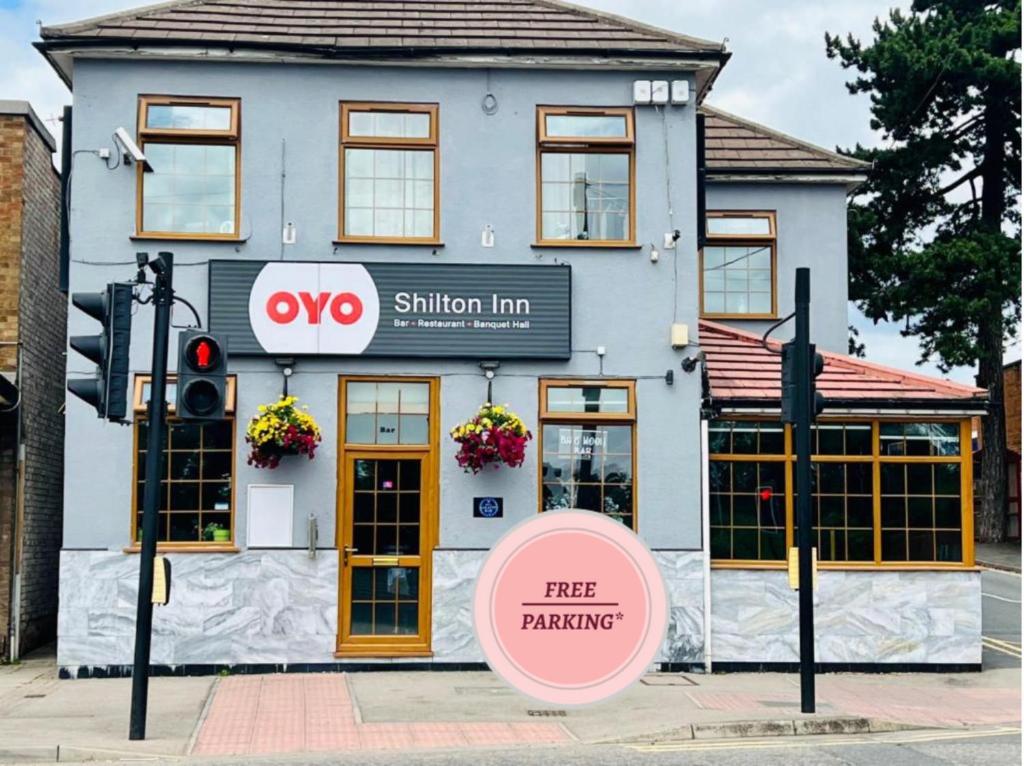 un edificio con un cartello di fronte di OYO Shilton Inn a Earl Shilton