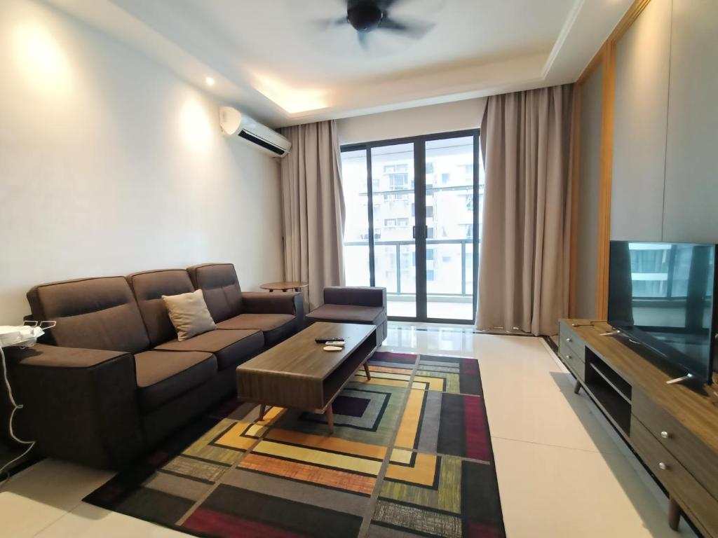 Il comprend un salon doté d'un canapé et d'une télévision à écran plat. dans l'établissement R&F princess cove premium home stay 3bed 2bath, à Johor Bahru