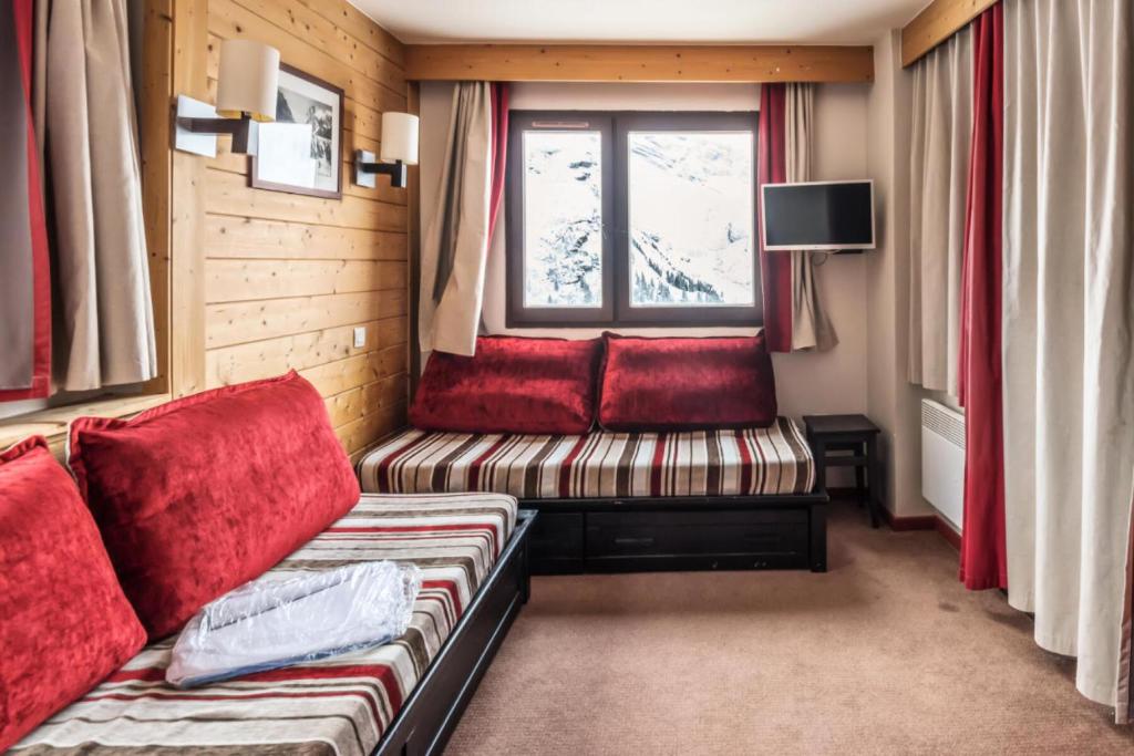 a living room with a couch and a window at Résidence Quartier Falaise - maeva Home - Appartement 2 pièces 4 personnes Sélection MAE-2593 in Avoriaz