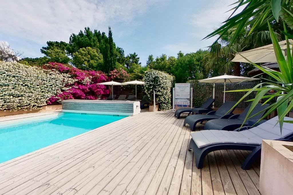 Bazén v ubytování Villas CALA CORSA - 3 et 4 Chambres - CALA ROSSA Porto-Vecchio - Villas entièrement Climatisées avec Piscine Chauffée partagée et Piscines Privées - Internet gratuit nebo v jeho okolí
