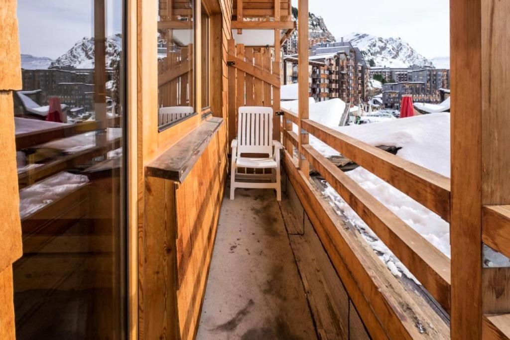 une chaise assise sur le balcon d'une maison dans l'établissement Résidence Les Fontaines Blanches - maeva Home - Studio 4 Personnes Budget MAE-3721, à Morzine