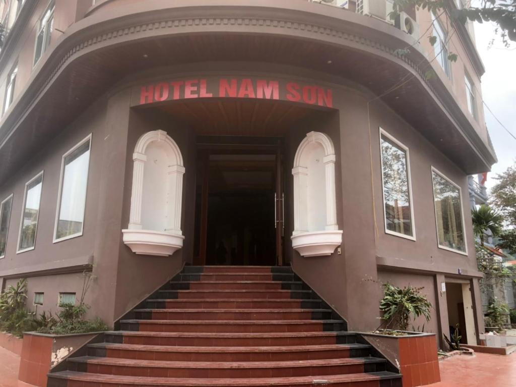 ein Gebäude mit einer Treppe, die zum Haupteingang des Hotels führt in der Unterkunft Hotel Nam Sơn in Haiphong