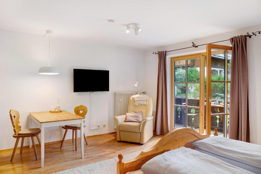 Una televisión o centro de entretenimiento en Ferienwohnung Zugspitznest