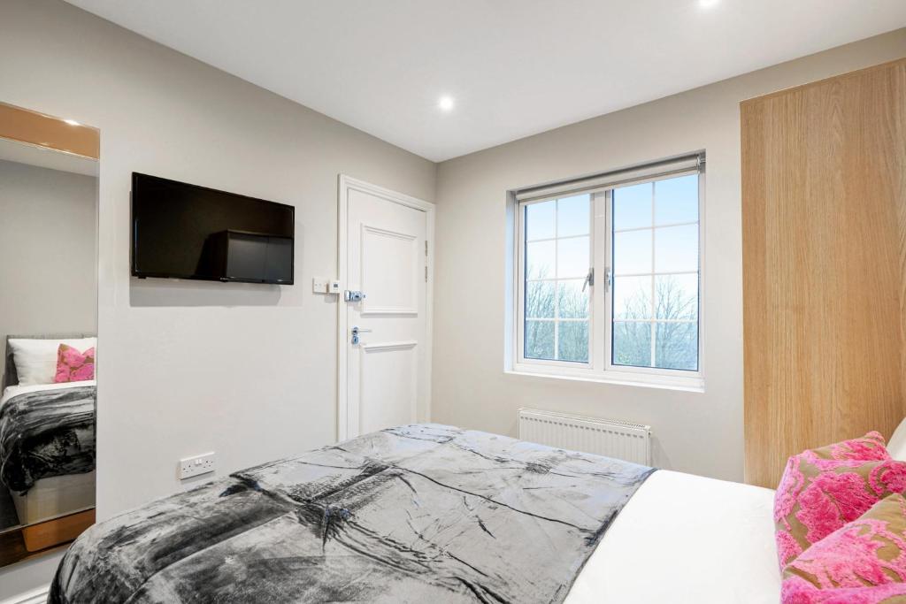 Кровать или кровати в номере Cosy studio flat (Finchley Rd)
