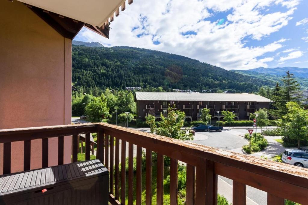 Vous bénéficierez d'une vue depuis le balcon d'un immeuble avec parking. dans l'établissement Résidence L'Alpaga - maeva Home - Appartement 2 pièces 5 personnes Confort MAE-4439, à La Salle Les Alpes