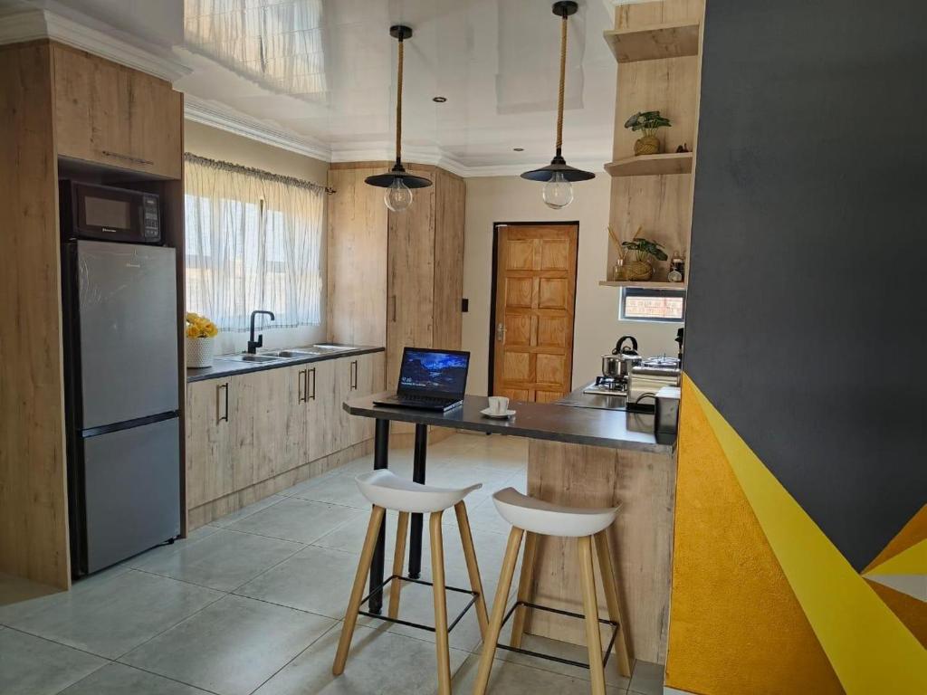 eine Küche mit einer Theke und einem Laptop darauf in der Unterkunft Tshepang Apartments Secunda in Secunda
