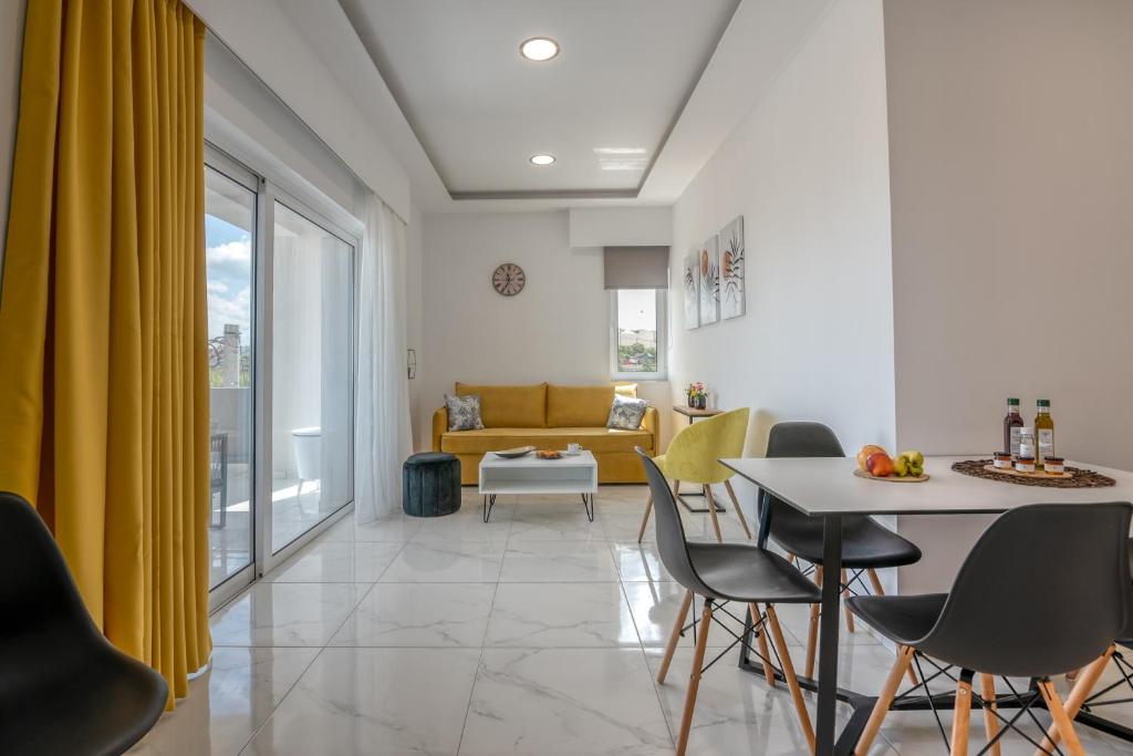 Χώρος καθιστικού στο Lysithea Apartments - brand new, stylish & central