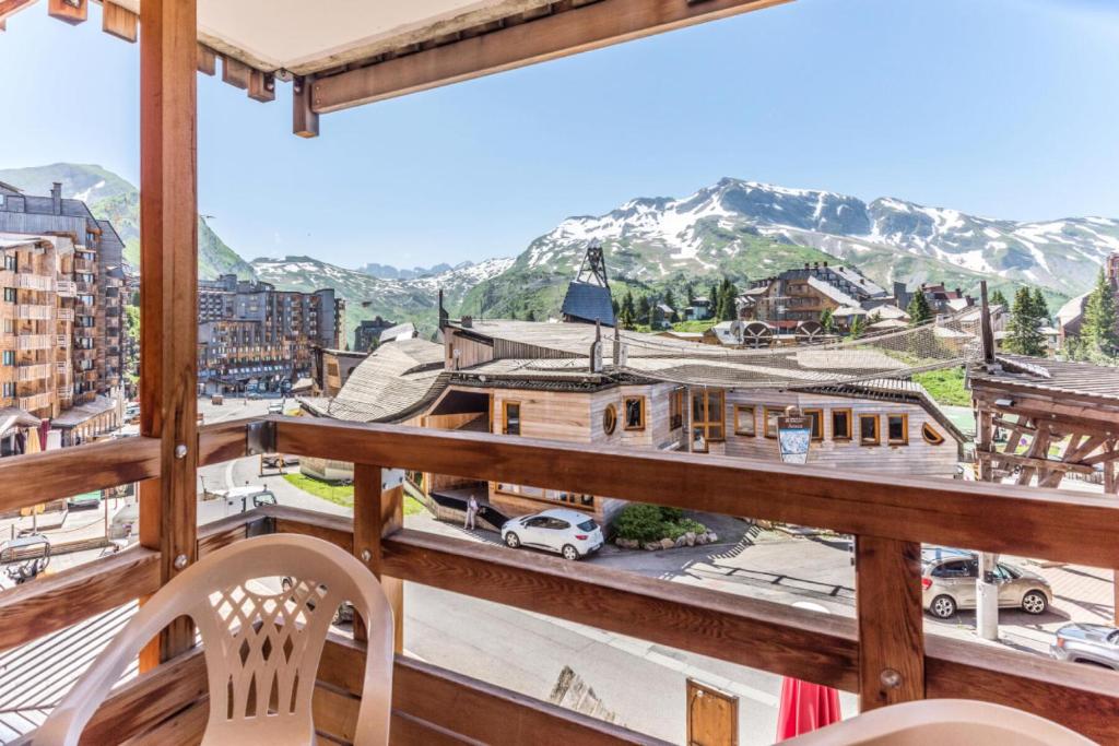 Elle comprend un balcon offrant une vue sur la ville et les montagnes. dans l'établissement Résidence Les Fontaines Blanches - maeva Home - Studio 4 personnes Confort MAE-5200, à Morzine