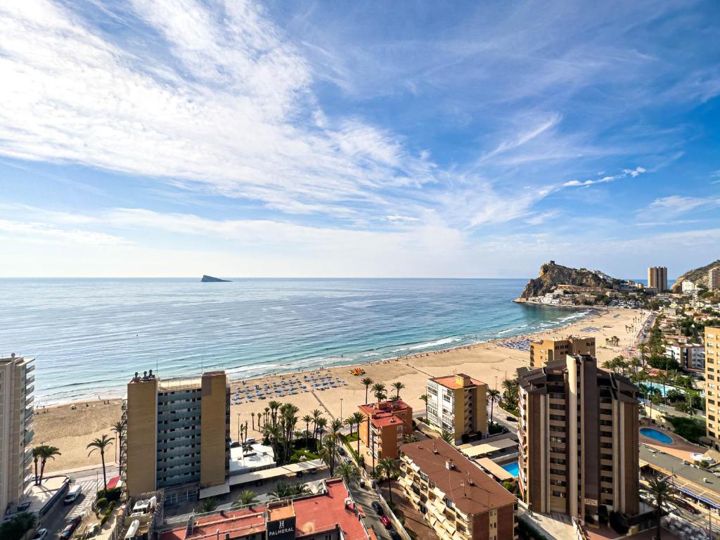 貝尼多姆的住宿－Apartamentos El Faro By Mc，享有海滩、建筑和大海的景色