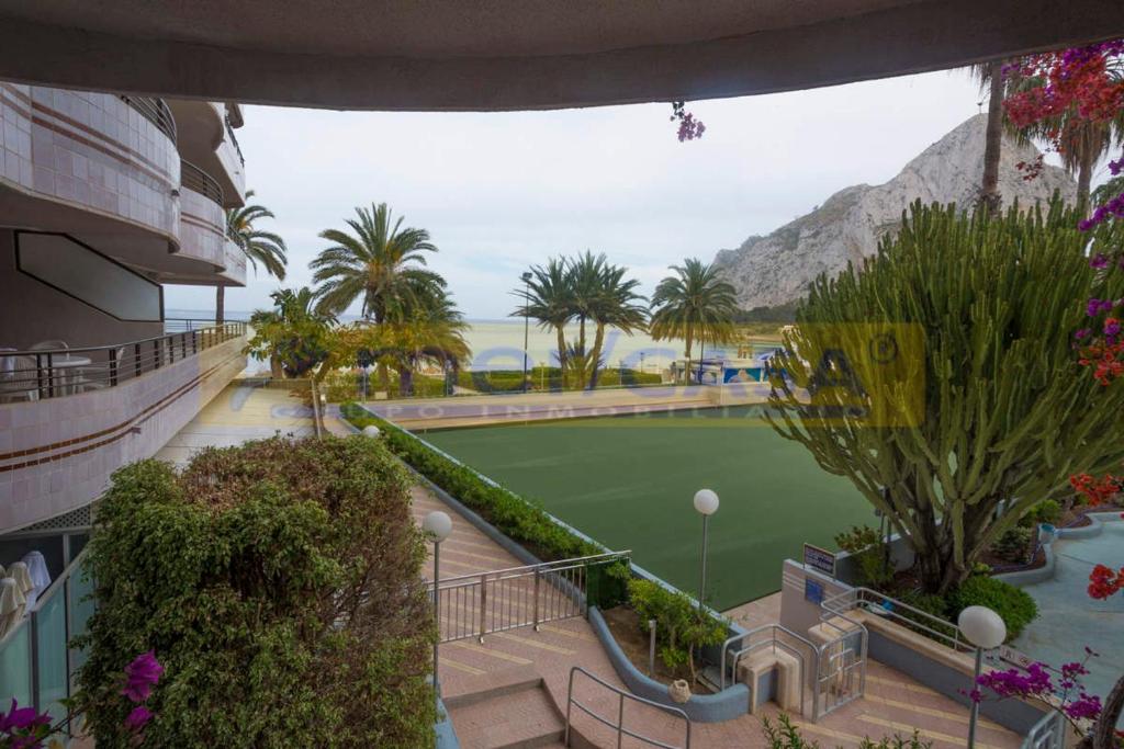 - une vue sur un court de tennis depuis un bâtiment dans l'établissement Apar2amento maravillo2o Con vistas al mar, à Calp