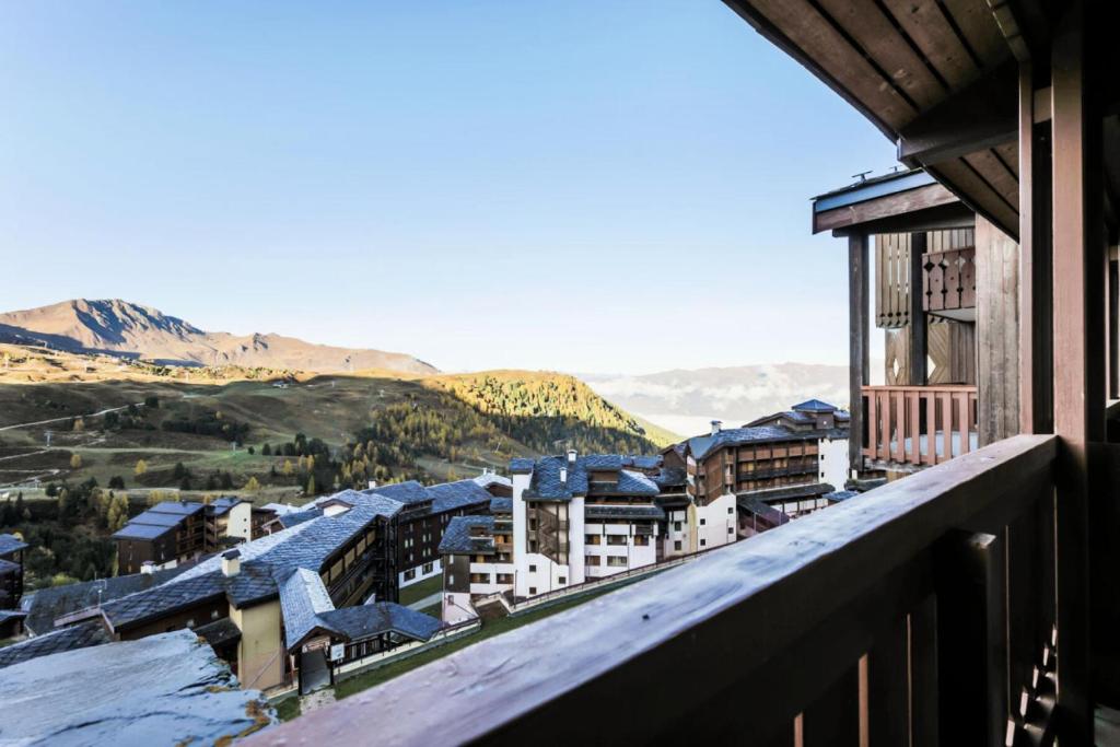 - un balcon avec vue sur une ville enneigée dans l'établissement Résidence Les Constellations - maeva Home - Studio 4 personnes Sélection MAE-7874, à La Plagne Tarentaise