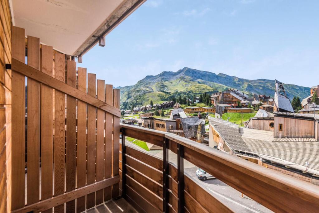 un balcon avec vue sur les montagnes dans l'établissement Résidence Les Fontaines Blanches - maeva Home - Appartement 2 pièces 4 personnes - Confort MAE-7290, à Morzine