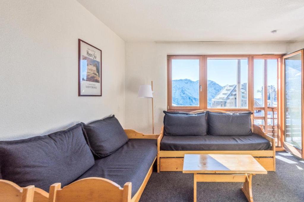 un salon avec un canapé et une table dans l'établissement Résidence Les Fontaines Blanches - maeva Home - 2 Pièces 4 Personnes Sélection MAE-4095, à Morzine