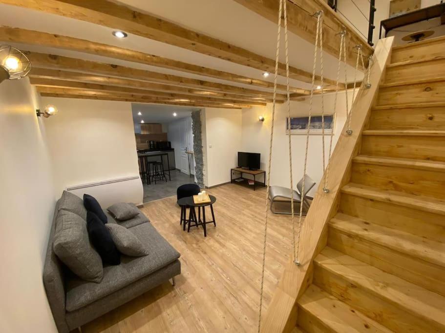 un salon avec un canapé et un escalier dans l'établissement Magnifique duplex, tout confort, 10min à pied Gare, à Grenoble