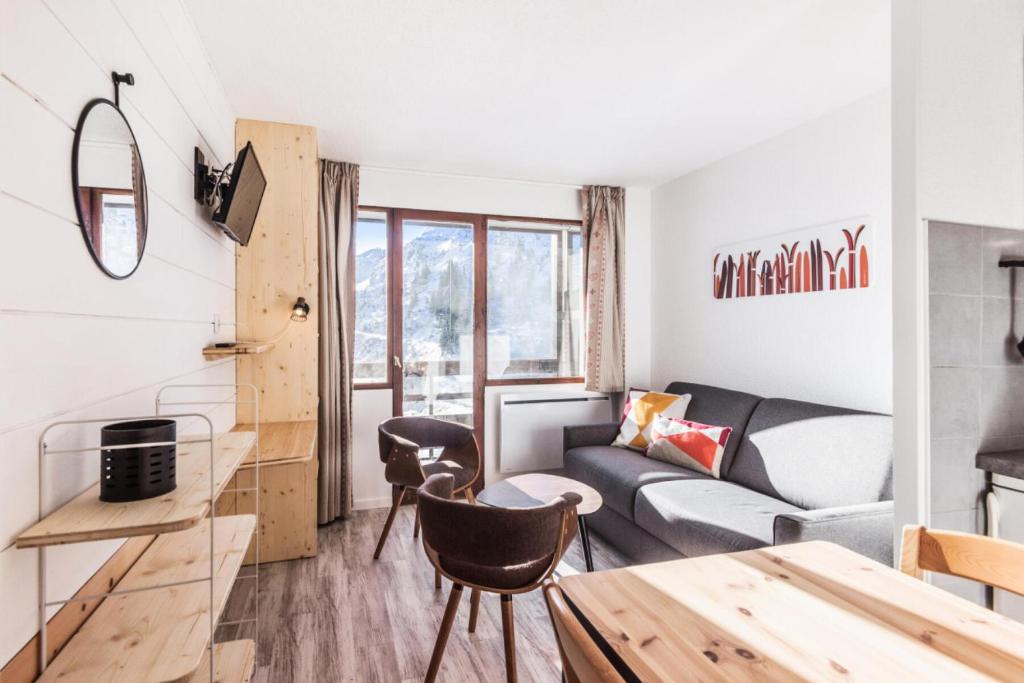 un salon avec un canapé et une table dans l'établissement Résidence Le Cédrat - maeva Home - Studio cosy 4 personnes - Sélection - Super Home MAE-3598, à Avoriaz