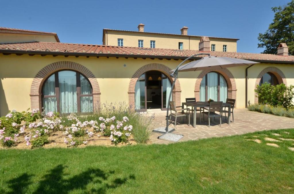 Luxury Resort with swimming pool in the Tuscan countryside, Villas on the ground floor with private outdoor area with panoramic view - Villa Met Drie Slaapkamers