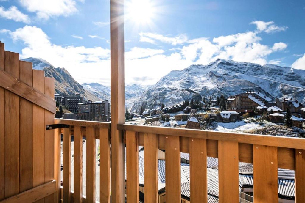 Elle comprend un balcon offrant une vue sur une montagne enneigée. dans l'établissement Résidence Les Fontaines Blanches - maeva Home - 2 Pièces 5 Personnes Budget MAE-3633, à Morzine