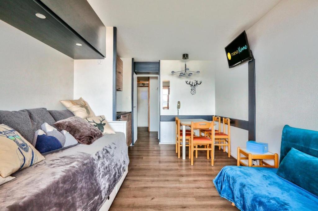 un salon avec un canapé et une table dans l'établissement Résidence L'Ours Blanc - maeva Home - Studio 5 Personnes - Sélection MAE-4232, à Huez