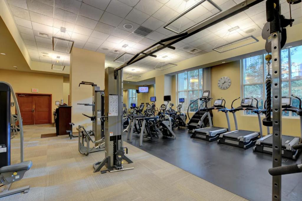 Fitness centrum a/nebo fitness zařízení v ubytování NO RESORT FEES-MGM Stripview-Jacuzzi-Formula 1 TRACK VIEW