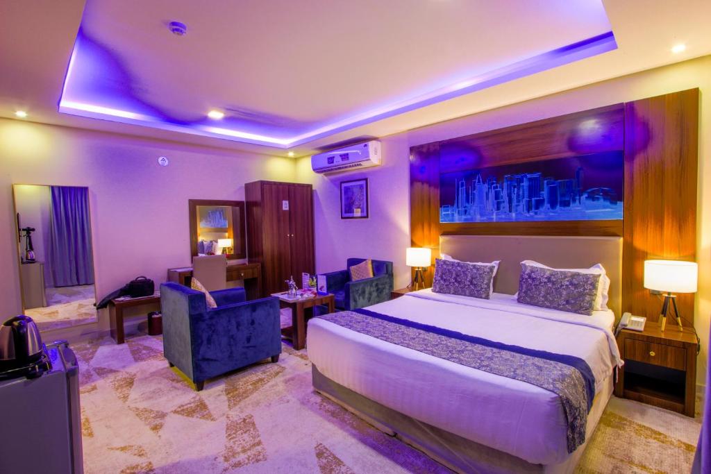 ein Schlafzimmer mit einem großen Bett in einem Zimmer in der Unterkunft Swat Hotel Apartments in Dammam