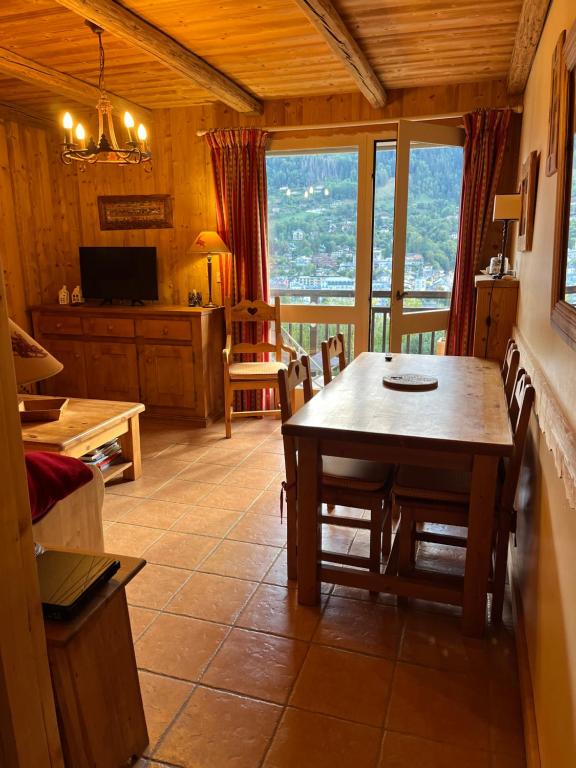 a dining room with a table and chairs in a house at Appartement cosy, esprit chalet avec jolie vue in Saint-Gervais-les-Bains