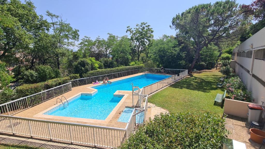 an overhead view of a swimming pool in a yard at Grasse - Free Parking - Pool in Grasse